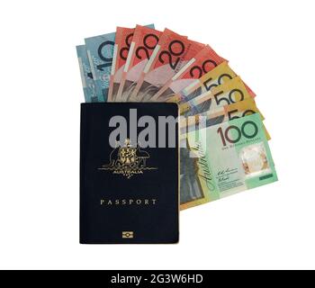 Passeport australien avec diverses notes australiennes. Argent et passeport = vacances à l'étranger Banque D'Images
