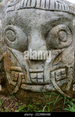 Image culte sculptée dans le rocher de Sarawak sur Bornéo Banque D'Images