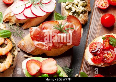 Assiette de hors-d'œuvre avec tapas espagnoles traditionnelles. Collations italiennes antipasti brushetta Banque D'Images
