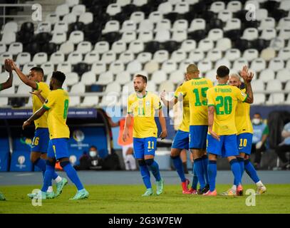 Rio de Janeiro, Brésil. 17 juin 2021 : Neymar, à gauche du Brésil, fête avec ses coéquipiers après avoir marquant le deuxième but de son camp lors d'un match de football de Copa America contre le Pérou au stade Nilton Santos de Rio de Janeiro, Brésil 17 juin 2021 crédit : Andre Paes/Alay Live News Banque D'Images