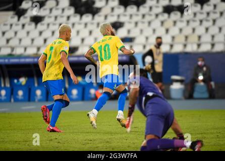 Rio de Janeiro, Brésil. 17 juin 2021 : Neymar, à droite, au Brésil, célèbre avec son coéquipier Richarlison après avoir marquant le deuxième but de son côté lors d'un match de football de Copa America contre le Pérou au stade Nilton Santos de Rio de Janeiro, au Brésil 17 juin 2021 crédit : Andre Paes/Alay Live News Banque D'Images