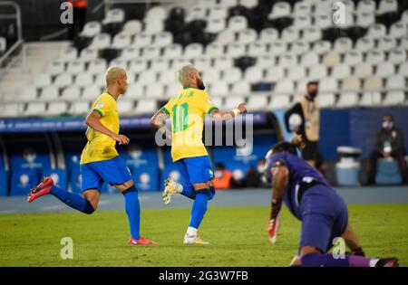 Rio de Janeiro, Brésil. 17 juin 2021 : Neymar, à droite, au Brésil, célèbre avec son coéquipier Richarlison après avoir marquant le deuxième but de son côté lors d'un match de football de Copa America contre le Pérou au stade Nilton Santos de Rio de Janeiro, au Brésil 17 juin 2021 crédit : Andre Paes/Alay Live News Banque D'Images