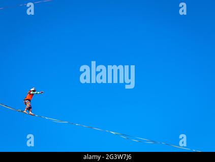 Athlète de slackline pendant sa performance. Concentration, équilibre et aventure dans ce sport dynamique. Banque D'Images