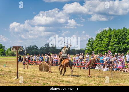 Cedynia, Pologne juin 2019 Swordsman, pendant que l'équitation frappant un mannequin au spectacle Banque D'Images