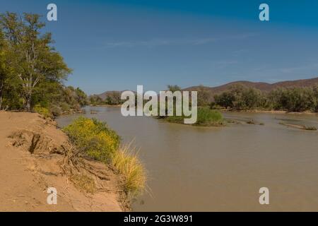 Vue sur le paysage de la rivière Kunene, la rivière frontalière entre la Namibie et l'Angola