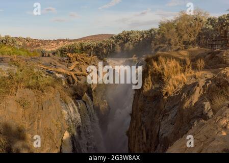 Les chutes Epupa de la rivière Kunene à la frontière Entre l'Angola et la Namibie Banque D'Images