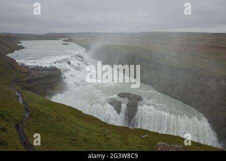 Personnes visitant et expérimentez la puissance de la destination touristique populaire - chute d'eau de Gullfoss Banque D'Images