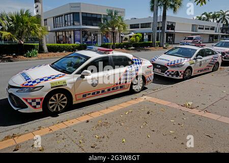 des voitures de police du queensland à l'extérieur du poste de police de Mackay Banque D'Images