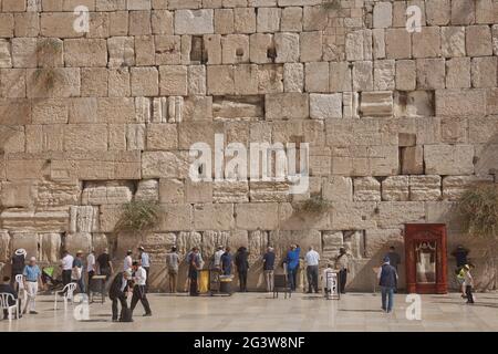 Les gens priant au mur occidental de « Wailing » de l'ancien Temple à Jérusalem. Le mur est l'endroit le plus sacré pour tous les juifs en t Banque D'Images