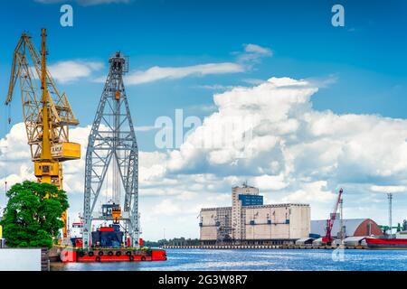 Plate-forme de dragage dans le port industriel et le port de Szczecin Banque D'Images