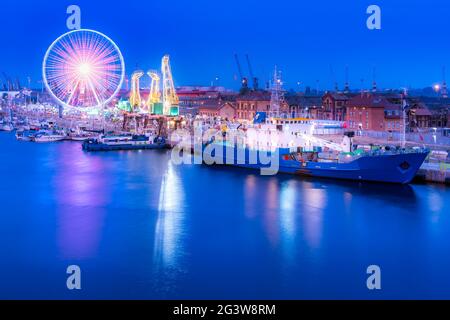 Des navires, des grues appelées Dzwigozaury et un parc d'attractions à Odra River Boulevards à Szczecin Banque D'Images