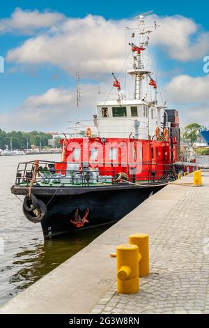 Fireboat ou pompier équipé de plusieurs canons à eau et extincteurs Banque D'Images