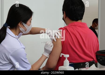 Tokyo, Tokyo, Japon. 18 juin 2021. Un homme reçoit une injection de vaccin COVID-19 au bureau du gouvernement métropolitain de Tokyo à Tokyo le 18 juin 2021, alors que le gouvernement métropolitain de Tokyo a commencé à vacciner les personnes impliquées dans les Jeux Olympiques de Tokyo en 2020. Crédit : POOL/ZUMA Wire/Alay Live News Banque D'Images