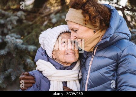 Maternité. Thème importance visiter et passer du temps avec les vieux parents célibataires pendant les vacances. Mère senior et fille mature Banque D'Images