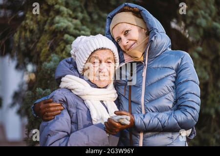 Maternité. Thème importance visiter et passer du temps avec les vieux parents célibataires pendant les vacances. Mère senior et fille mature Banque D'Images