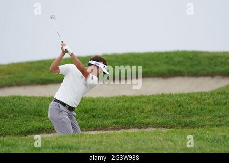 San Diego, Californie, États-Unis le 17 juin 2021 : Yosuke Asaji a pris son deuxième coup sur le 12ème trou lors de la première partie du Championnat américain ouvert de golf 2021 au parcours de golf de Torrey Pines à San Diego, Californie, États-Unis, le 17 juin 2021. Credit: J.D. Cuban/AFLO/Alay Live News Banque D'Images