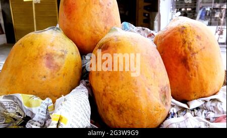 Amroha, uttar pradesh - octobre 2020 : vente de papaye dans la rue Banque D'Images