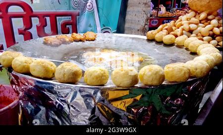 Lucknow, uttar pradesh - janvier 2021 : Man Making Aloo tikki (côtelettes de pommes de terre frites), cuisine de rue de l'inde. Banque D'Images