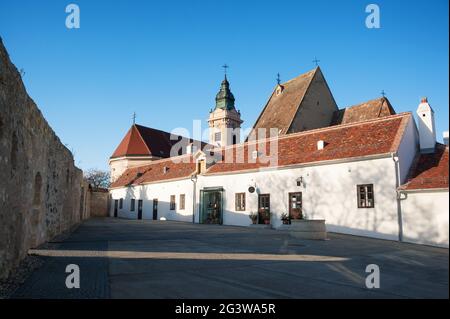 Mur de ville et vieux quartier sur le village de Rust dans le Burgenland Autriche Banque D'Images