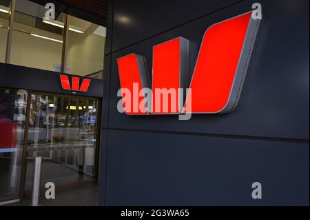 Logo Westpac à l'extérieur de la branche de la banque du centre-ville de Mackay, dans le nord du queensland Banque D'Images