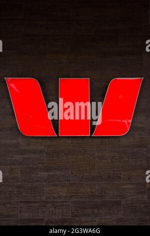 Logo Westpac à l'extérieur de la branche de la banque du centre-ville de Mackay, dans le nord du queensland Banque D'Images