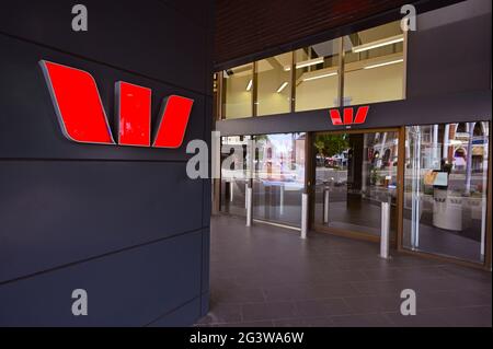 Logo Westpac à l'extérieur de la branche de la banque du centre-ville de Mackay, dans le nord du queensland Banque D'Images