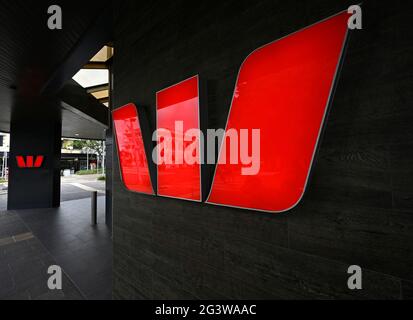 Logo Westpac à l'extérieur de la branche de la banque du centre-ville de Mackay, dans le nord du queensland Banque D'Images