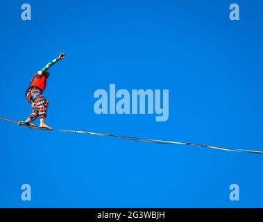 Athlète de slackline pendant sa performance. Concentration, équilibre et aventure dans ce sport dynamique. Banque D'Images