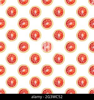Motif d'oranges sanglantes tranchées ou coupées en deux isolées sur fond blanc. Fruit orange sicilien rouge comme élément de conception d'emballage. Banque D'Images