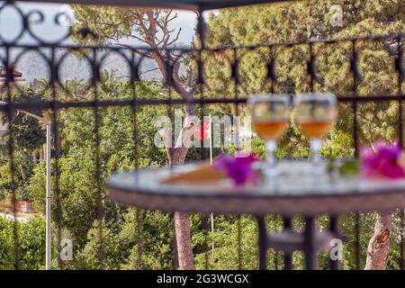 Cocktails d'été et fleurs roses de bougainvilliers devant le drapeau turc et la nature. Voyage Turquie concept. Concept dîner romantique. Mise au point sélective. Banque D'Images