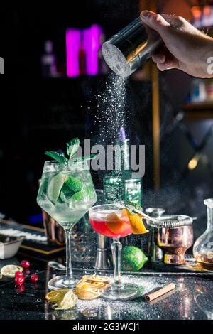 Ensemble de cocktails alcoolisés au bar du restaurant, menu du café. Décoration de cocktail : citron, menthe, cannelle, cerise, lime, ou Banque D'Images