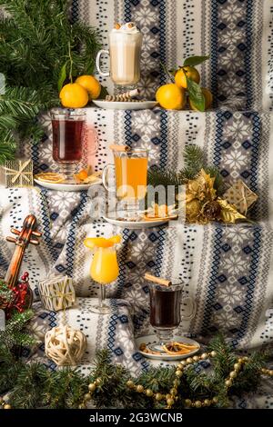 Boissons chaudes d'hiver : gémissement, vin chaud dans de belles mugs en verre. Boissons chaudes d'hiver vin chaud. Banque D'Images