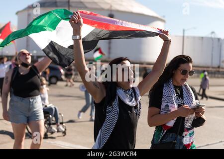 Seattle, États-Unis. 17 juin 2021. Des militants BDS de mi-journée au terminal 18 continuent de protester et tentent de bloquer le déchargement du navire à conteneurs ZIM San Diego par Israël. Le navire devait accoster il y a 16 jours à Seattle le 2 juin. Des navires à conteneurs ZIM ont été bloqués dans des ports de Californie, de l'État de Washington et au Canada, alors que la violence continue de s'aggraver à Gaza. Crédit : james anderson/Alay Live News Banque D'Images