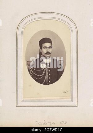 Portrait de Mustapha Ben Ismaïl, général tunisien et ministre. Partie de l'album photo avec 123 cartes-de-visite par des membres des maisons royales européennes, des politiciens et des personnes bien connues. Banque D'Images