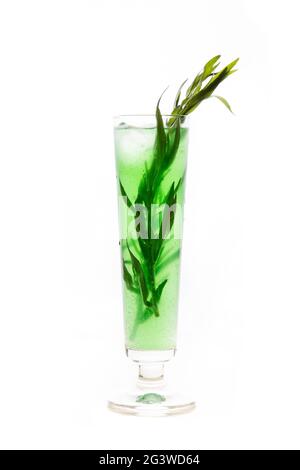 Cocktail vert avec feuilles d'herbes d'estragon dans un verre transparent avec des gouttes d'eau. Limonade maison saine. Isolé sur Banque D'Images