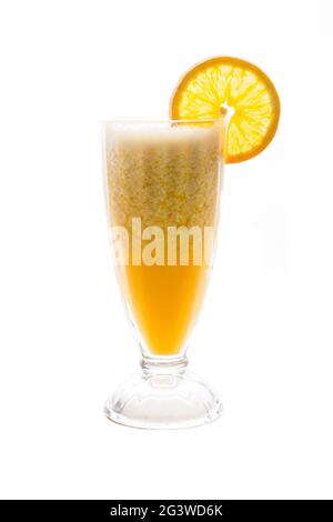 Cocktail de citron avec citron fraîchement pressé et sirop dans un verre transparent avec des gouttes d'eau. Limonade maison saine. ISO Banque D'Images