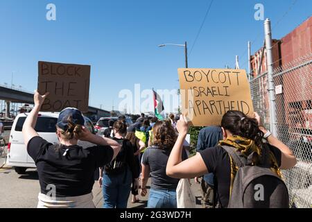 Seattle, États-Unis. 17 juin 2021. Des militants BDS de mi-journée se sont mis en marche vers le terminal 18 pour continuer à protester contre le navire à conteneurs ZIM San Diego exploité par Israël. Le navire devait accoster il y a 16 jours à Seattle le 2 juin. Des navires à conteneurs ZIM ont été bloqués dans des ports de Californie, de l'État de Washington et au Canada, alors que la violence continue de s'aggraver à Gaza. Crédit : james anderson/Alay Live News Banque D'Images