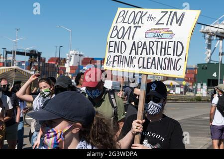 Seattle, États-Unis. 17 juin 2021. Des militants BDS de mi-journée au terminal 18 continuent de protester et tentent de bloquer le déchargement du navire à conteneurs ZIM San Diego par Israël. Le navire devait accoster il y a 16 jours à Seattle le 2 juin. Des navires à conteneurs ZIM ont été bloqués dans des ports de Californie, de l'État de Washington et au Canada, alors que la violence continue de s'aggraver à Gaza. Crédit : james anderson/Alay Live News Banque D'Images