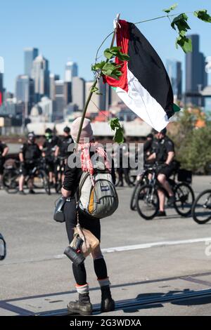 Seattle, États-Unis. 17 juin 2021. Des militants BDS de mi-journée au terminal 18 continuent de protester et tentent de bloquer le déchargement du navire à conteneurs ZIM San Diego par Israël. Le navire devait accoster il y a 16 jours à Seattle le 2 juin. Des navires à conteneurs ZIM ont été bloqués dans des ports de Californie, de l'État de Washington et au Canada, alors que la violence continue de s'aggraver à Gaza. Crédit : james anderson/Alay Live News Banque D'Images