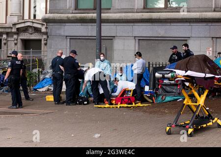 Seattle, États-Unis. 17 juin 2021. La police enquête sur un coup de poignarder qui a entraîné la mort d'un homme tôt dans la soirée au parc de l'hôtel de ville, dans le centre-ville de Seattle, Pioneer Square. La criminalité dans la ville est en hausse depuis que Covid-19 a frappé la ville. Seattle a connu une forte augmentation de l'itinérance dans la ville en raison de covid et de la montée en flèche de l'immobilier. Crédit : james anderson/Alay Live News Banque D'Images