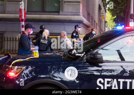 Seattle, États-Unis. 17 juin 2021. La police enquête sur un coup de poignarder qui a entraîné la mort d'un homme tôt dans la soirée au parc de l'hôtel de ville, dans le centre-ville de Seattle, Pioneer Square. La criminalité dans la ville est en hausse depuis que Covid-19 a frappé la ville. Seattle a connu une forte augmentation de l'itinérance dans la ville en raison de covid et de la montée en flèche de l'immobilier. Crédit : james anderson/Alay Live News Banque D'Images