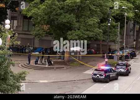 Seattle, États-Unis. 17 juin 2021. La police enquête sur un coup de poignarder qui a entraîné la mort d'un homme tôt dans la soirée au parc de l'hôtel de ville, dans le centre-ville de Seattle, Pioneer Square. La criminalité dans la ville est en hausse depuis que Covid-19 a frappé la ville. Seattle a connu une forte augmentation de l'itinérance dans la ville en raison de covid et de la montée en flèche de l'immobilier. Crédit : james anderson/Alay Live News Banque D'Images