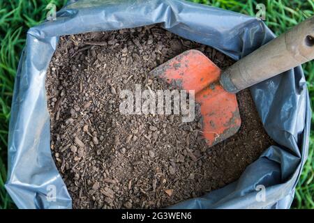 Vue de dessus d'un sac avec sol fertile pour le jardin Banque D'Images