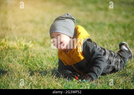 Portrait émotionnel d'un garçon caucasien dans un parc d'automne lors d'une promenade. Banque D'Images