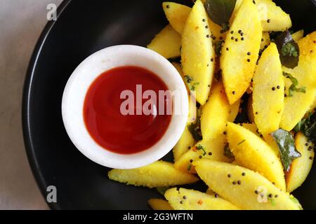 Repas du temps du thé - le Masala idli ou le tadka frit de façon mitreuse est un plat très savoureux à base de restes idlis. Il est préférable de manger comme petit déjeuner ou en-cas. Banque D'Images