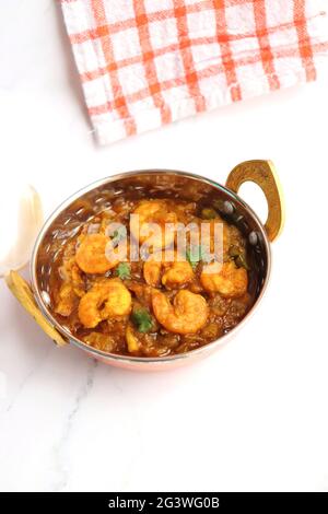 Cuisine indienne - crevettes masala ou curry de crevettes. Aussi connu sous le nom de Kolambi che Kalvan à Marathi. Friture Chingri. Curry de crevettes du Maharashtrian. Copier l'espace. Banque D'Images