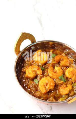 Cuisine indienne - crevettes masala ou curry de crevettes. Aussi connu sous le nom de Kolambi che Kalvan à Marathi. Friture Chingri. Curry de crevettes du Maharashtrian. Copier l'espace. Banque D'Images