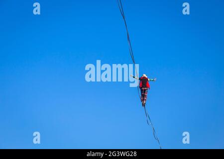 Athlète de slackline pendant sa performance. Concentration, équilibre et aventure dans ce sport dynamique. Banque D'Images