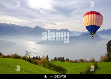 Vue aérienne d'un ballon d'air chaud survolant le Mont Rigi. Vue panoramique sur le lac au Mont Rigi, Lucerne, Suisse Banque D'Images