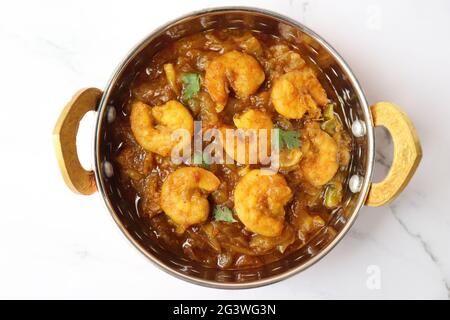 Cuisine indienne - crevettes masala ou curry de crevettes. Aussi connu sous le nom de Kolambi che Kalvan à Marathi. Friture Chingri. Curry de crevettes du Maharashtrian. Copier l'espace. Banque D'Images